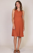 Laden Sie das Bild in den Galerie-Viewer, Umstandsmode, Schwangerschaftsmode, Stillmode, Brautkleider für Schwangere, Umstandshosen, Umstandsjeans, Umstandsoberteile, Stilloberteile, Bademode für Schwangere, BH für Schwangere, Still BH, Stillbustier, chic + schwanger, festliche Umstandsmode, festliche Mode für Schwangere, Tragejacke, Softshelljacke für Schwangere, Tragejacke mit Babyeinsatz, Umstandsleggings, Brautkleider mit Stillöffnung, festliche Umstandsmode zum Stillen, schick schwanger, Bussinesmode für Schwangere, Stillkleidung, Babybauch
