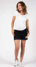 Laden Sie das Bild in den Galerie-Viewer, Umstandsmode, Schwangerschaftsmode, Stillmode, Brautkleider für Schwangere, Umstandshosen, Umstandsjeans, Umstandsoberteile, Stilloberteile, Bademode für Schwangere, BH für Schwangere, Still BH, Stillbustier, chic + schwanger, festliche Umstandsmode, festliche Mode für Schwangere, Tragejacke, Softshelljacke für Schwangere, Tragejacke mit Babyeinsatz, Umstandsleggings, Brautkleider mit Stillöffnung, festliche Umstandsmode zum Stillen, schick schwanger, Bussinesmode für Schwangere, Stillkleidung, Babybauch
