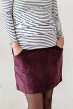 Laden Sie das Bild in den Galerie-Viewer, Umstandsmode, Schwangerschaftsmode, Stillmode, Brautkleider für Schwangere, Umstandshosen, Umstandsjeans, Umstandsoberteile, Stilloberteile, Bademode für Schwangere, BH für Schwangere, Still BH, Stillbustier, chic + schwanger, festliche Umstandsmode, festliche Mode für Schwangere, Tragejacke, Softshelljacke für Schwangere, Tragejacke mit Babyeinsatz, Umstandsleggings, Brautkleider mit Stillöffnung, festliche Umstandsmode zum Stillen, schick schwanger, Bussinesmode für Schwangere, Stillkleidung, Babybauch
