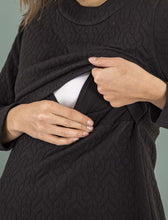 Laden Sie das Bild in den Galerie-Viewer, Umstandsmode, Schwangerschaftsmode, Stillmode, Brautkleider für Schwangere, Umstandshosen, Umstandsjeans, Umstandsoberteile, Stilloberteile, Bademode für Schwangere, BH für Schwangere, Still BH, Stillbustier, chic + schwanger, festliche Umstandsmode, festliche Mode für Schwangere, Tragejacke, Softshelljacke für Schwangere, Tragejacke mit Babyeinsatz, Umstandsleggings, Brautkleider mit Stillöffnung, festliche Umstandsmode zum Stillen, schick schwanger, Bussinesmode für Schwangere, Stillkleidung, Babybauch 
