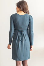 Laden Sie das Bild in den Galerie-Viewer, Umstandsmode, Schwangerschaftsmode, Stillmode, Brautkleider für Schwangere, Umstandshosen, Umstandsjeans, Umstandsoberteile, Stilloberteile, Bademode für Schwangere, BH für Schwangere, Still BH, Stillbustier, chic + schwanger, festliche Umstandsmode, festliche Mode für Schwangere, Tragejacke, Softshelljacke für Schwangere, Tragejacke mit Babyeinsatz, Umstandsleggings, Brautkleider mit Stillöffnung, festliche Umstandsmode zum Stillen, schick schwanger, Bussinesmode für Schwangere, Stillkleidung, Babybauch
