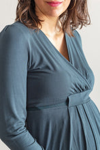 Laden Sie das Bild in den Galerie-Viewer, Umstandsmode, Schwangerschaftsmode, Stillmode, Brautkleider für Schwangere, Umstandshosen, Umstandsjeans, Umstandsoberteile, Stilloberteile, Bademode für Schwangere, BH für Schwangere, Still BH, Stillbustier, chic + schwanger, festliche Umstandsmode, festliche Mode für Schwangere, Tragejacke, Softshelljacke für Schwangere, Tragejacke mit Babyeinsatz, Umstandsleggings, Brautkleider mit Stillöffnung, festliche Umstandsmode zum Stillen, schick schwanger, Bussinesmode für Schwangere, Stillkleidung, Babybauch
