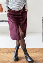 Laden Sie das Bild in den Galerie-Viewer, Umstandsmode, Schwangerschaftsmode, Stillmode, Brautkleider für Schwangere, Umstandshosen, Umstandsjeans, Umstandsoberteile, Stilloberteile, Bademode für Schwangere, BH für Schwangere, Still BH, Stillbustier, chic + schwanger, festliche Umstandsmode, festliche Mode für Schwangere, Tragejacke, Softshelljacke für Schwangere, Tragejacke mit Babyeinsatz, Umstandsleggings, Brautkleider mit Stillöffnung, festliche Umstandsmode zum Stillen, schick schwanger, Bussinesmode für Schwangere, Stillkleidung, Babybauch

