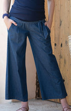 Laden Sie das Bild in den Galerie-Viewer, Umstandsmode, Schwangerschaftsmode, Stillmode, Brautkleider für Schwangere, Umstandshosen, Umstandsjeans, Umstandsoberteile, Stilloberteile, Bademode für Schwangere, BH für Schwangere, Still BH, Stillbustier, chic + schwanger, festliche Umstandsmode, festliche Mode für Schwangere, Tragejacke, Softshelljacke für Schwangere, Tragejacke mit Babyeinsatz, Umstandsleggings, Brautkleider mit Stillöffnung, festliche Umstandsmode zum Stillen, schick schwanger, Bussinesmode für Schwangere, Stillkleidung, Babybauch 
