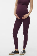 Laden Sie das Bild in den Galerie-Viewer, Umstandsmode, Schwangerschaftsmode, Stillmode, Brautkleider für Schwangere, Umstandshosen, Umstandsjeans, Umstandsoberteile, Stilloberteile, Bademode für Schwangere, BH für Schwangere, Still BH, Stillbustier, chic + schwanger, festliche Umstandsmode, festliche Mode für Schwangere, Tragejacke, Softshelljacke für Schwangere, Tragejacke mit Babyeinsatz, Umstandsleggings, Brautkleider mit Stillöffnung, festliche Umstandsmode zum Stillen, schick schwanger, Bussinesmode für Schwangere, Stillkleidung, Babybauch

