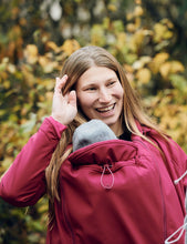 Laden Sie das Bild in den Galerie-Viewer, NACHHALTIG Tragejacke Softshell 4-in-1 BEERE
