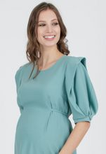 Laden Sie das Bild in den Galerie-Viewer, Umstandsmode, Schwangerschaftsmode, Stillmode, Brautkleider für Schwangere, Umstandshosen, Umstandsjeans, Umstandsoberteile, Stilloberteile, Bademode für Schwangere, BH für Schwangere, Still BH, Stillbustier, chic + schwanger, festliche Umstandsmode, festliche Mode für Schwangere, Tragejacke, Softshelljacke für Schwangere, Tragejacke mit Babyeinsatz, Umstandsleggings, Brautkleider mit Stillöffnung, festliche Umstandsmode zum Stillen, schick schwanger, Bussinesmode für Schwangere, Stillkleidung, Babybauch
