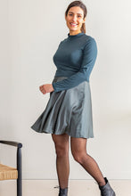 Laden Sie das Bild in den Galerie-Viewer, Umstandsmode, Schwangerschaftsmode, Stillmode, Brautkleider für Schwangere, Umstandshosen, Umstandsjeans, Umstandsoberteile, Stilloberteile, Bademode für Schwangere, BH für Schwangere, Still BH, Stillbustier, chic + schwanger, festliche Umstandsmode, festliche Mode für Schwangere, Tragejacke, Softshelljacke für Schwangere, Tragejacke mit Babyeinsatz, Umstandsleggings, Brautkleider mit Stillöffnung, festliche Umstandsmode zum Stillen, schick schwanger, Bussinesmode für Schwangere, Stillkleidung, Babybauch
