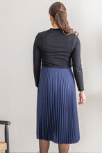 Laden Sie das Bild in den Galerie-Viewer, Umstandsmode, Schwangerschaftsmode, Stillmode, Brautkleider für Schwangere, Umstandshosen, Umstandsjeans, Umstandsoberteile, Stilloberteile, Bademode für Schwangere, BH für Schwangere, Still BH, Stillbustier, chic + schwanger, festliche Umstandsmode, festliche Mode für Schwangere, Tragejacke, Softshelljacke für Schwangere, Tragejacke mit Babyeinsatz, Umstandsleggings, Brautkleider mit Stillöffnung, festliche Umstandsmode zum Stillen, schick schwanger, Bussinesmode für Schwangere, Stillkleidung, Babybauch
