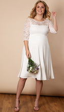 Laden Sie das Bild in den Galerie-Viewer, Umstandsbrautkleid LUCIA kurz, Brautmode für Schwangere, Standesamt, Hochzeit, Standesamt, ivory, Spitze, glatter Rock, Vintage, 3/4-Ärmel, Umstandsmode, Stillkleidung, chic + schwanger Umstandsmode, Braut, Brautkleid für Schwangere, Kleid mit Babybauch
