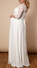 Laden Sie das Bild in den Galerie-Viewer, Umstandsbrautkleid LUCIA lang, Brautkleid für Schwangere, Umstandsmode, Umstandsbrautkleid LUCIA kurz, Brautmode für Schwangere, Standesamt, Hochzeitskleid für Schwangere, Babybauch, Brautkleid, Umstandsmode, Stillkleidung, chic + schwanger Umstandsmode, ivory, Spitze, glatter Rock, 3/4-Ärmel

