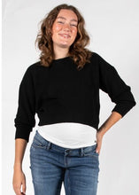 Laden Sie das Bild in den Galerie-Viewer, Umstandsmode, Schwangerschaftsmode, Stillmode, Brautkleider für Schwangere, Umstandshosen, Umstandsjeans, Umstandsoberteile, Stilloberteile, Bademode für Schwangere, BH für Schwangere, Still BH, Stillbustier, chic + schwanger, festliche Umstandsmode, festliche Mode für Schwangere, Tragejacke, Softshelljacke für Schwangere, Tragejacke mit Babyeinsatz, Umstandsleggings, Brautkleider mit Stillöffnung, festliche Umstandsmode zum Stillen, schick schwanger, Bussinesmode für Schwangere, Stillkleidung, Babybauch
