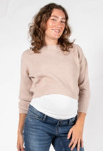 Laden Sie das Bild in den Galerie-Viewer, Umstandsmode, Schwangerschaftsmode, Stillmode, Brautkleider für Schwangere, Umstandshosen, Umstandsjeans, Umstandsoberteile, Stilloberteile, Bademode für Schwangere, BH für Schwangere, Still BH, Stillbustier, chic + schwanger, festliche Umstandsmode, festliche Mode für Schwangere, Tragejacke, Softshelljacke für Schwangere, Tragejacke mit Babyeinsatz, Umstandsleggings, Brautkleider mit Stillöffnung, festliche Umstandsmode zum Stillen, schick schwanger, Bussinesmode für Schwangere, Stillkleidung, Babybauch
