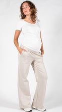 Laden Sie das Bild in den Galerie-Viewer, Umstandsmode, Schwangerschaftsmode, Stillmode, Brautkleider für Schwangere, Umstandshosen, Umstandsjeans, Umstandsoberteile, Stilloberteile, Bademode für Schwangere, BH für Schwangere, Still BH, Stillbustier, chic + schwanger, festliche Umstandsmode, festliche Mode für Schwangere, Tragejacke, Softshelljacke für Schwangere, Tragejacke mit Babyeinsatz, Umstandsleggings, Brautkleider mit Stillöffnung, festliche Umstandsmode zum Stillen, schick schwanger, Bussinesmode für Schwangere, Stillkleidung, Babybauch
