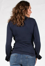 Laden Sie das Bild in den Galerie-Viewer, Umstandsmode, Schwangerschaftsmode, Stillmode, Brautkleider für Schwangere, Umstandshosen, Umstandsjeans, Umstandsoberteile, Stilloberteile, Bademode für Schwangere, BH für Schwangere, Still BH, Stillbustier, chic + schwanger, festliche Umstandsmode, festliche Mode für Schwangere, Tragejacke, Softshelljacke für Schwangere, Tragejacke mit Babyeinsatz, Umstandsleggings, Brautkleider mit Stillöffnung, festliche Umstandsmode zum Stillen, schick schwanger, Bussinesmode für Schwangere, Stillkleidung, Babybauch 
