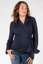 Laden Sie das Bild in den Galerie-Viewer, Umstandsmode, Schwangerschaftsmode, Stillmode, Brautkleider für Schwangere, Umstandshosen, Umstandsjeans, Umstandsoberteile, Stilloberteile, Bademode für Schwangere, BH für Schwangere, Still BH, Stillbustier, chic + schwanger, festliche Umstandsmode, festliche Mode für Schwangere, Tragejacke, Softshelljacke für Schwangere, Tragejacke mit Babyeinsatz, Umstandsleggings, Brautkleider mit Stillöffnung, festliche Umstandsmode zum Stillen, schick schwanger, Bussinesmode für Schwangere, Stillkleidung, Babybauch 
