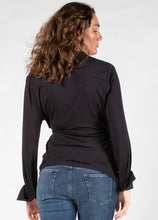 Laden Sie das Bild in den Galerie-Viewer, Umstandsmode, Schwangerschaftsmode, Stillmode, Brautkleider für Schwangere, Umstandshosen, Umstandsjeans, Umstandsoberteile, Stilloberteile, Bademode für Schwangere, BH für Schwangere, Still BH, Stillbustier, chic + schwanger, festliche Umstandsmode, festliche Mode für Schwangere, Tragejacke, Softshelljacke für Schwangere, Tragejacke mit Babyeinsatz, Umstandsleggings, Brautkleider mit Stillöffnung, festliche Umstandsmode zum Stillen, schick schwanger, Bussinesmode für Schwangere, Stillkleidung, Babybauch 
