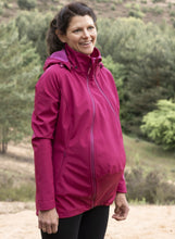 Laden Sie das Bild in den Galerie-Viewer, NACHHALTIG Tragejacke Softshell 4-in-1 BEERE
