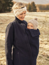 Laden Sie das Bild in den Galerie-Viewer, Umstandsmode, Schwangerschaftsmode, Stillmode, Brautkleider für Schwangere, Umstandshosen, Umstandsjeans, Umstandsoberteile, Stilloberteile, Bademode für Schwangere, BH für Schwangere, Still BH, Stillbustier, chic + schwanger, festliche Umstandsmode, festliche Mode für Schwangere, Tragejacke, Softshelljacke für Schwangere, Tragejacke mit Babyeinsatz, Umstandsleggings, Brautkleider mit Stillöffnung, festliche Umstandsmode zum Stillen, schick schwanger, Bussinesmode für Schwangere, Stillkleidung, Babybauch
