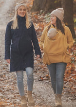 Laden Sie das Bild in den Galerie-Viewer, Umstandsmode, Schwangerschaftsmode, Stillmode, Brautkleider für Schwangere, Umstandshosen, Umstandsjeans, Umstandsoberteile, Stilloberteile, Bademode für Schwangere, BH für Schwangere, Still BH, Stillbustier, chic + schwanger, festliche Umstandsmode, festliche Mode für Schwangere, Tragejacke, Softshelljacke für Schwangere, Tragejacke mit Babyeinsatz, Umstandsleggings, Brautkleider mit Stillöffnung, festliche Umstandsmode zum Stillen, schick schwanger, Bussinesmode für Schwangere, Stillkleidung, Babybauch
