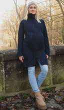 Laden Sie das Bild in den Galerie-Viewer, Umstandsmode, Schwangerschaftsmode, Stillmode, Brautkleider für Schwangere, Umstandshosen, Umstandsjeans, Umstandsoberteile, Stilloberteile, Bademode für Schwangere, BH für Schwangere, Still BH, Stillbustier, chic + schwanger, festliche Umstandsmode, festliche Mode für Schwangere, Tragejacke, Softshelljacke für Schwangere, Tragejacke mit Babyeinsatz, Umstandsleggings, Brautkleider mit Stillöffnung, festliche Umstandsmode zum Stillen, schick schwanger, Bussinesmode für Schwangere, Stillkleidung, Babybauch
