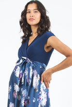 Laden Sie das Bild in den Galerie-Viewer, Umstandsmode, Schwangerschaftsmode, Stillmode, Brautkleider für Schwangere, Umstandshosen, Umstandsjeans, Umstandsoberteile, Stilloberteile, Bademode für Schwangere, BH für Schwangere, Still BH, Stillbustier, chic + schwanger, festliche Umstandsmode, festliche Mode für Schwangere, Tragejacke, Softshelljacke, Tragejacke mit Babyeinsatz, Umstandsleggings, Brautkleider mit Stillöffnung, festliche Umstandsmode zum Stillen, schick schwanger, Bussinesmode für Schwangere, Stillkleidung, Umstandsstrumpfhosen
