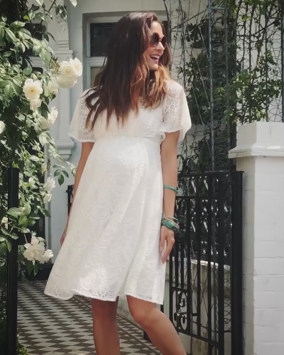 Umstandsbrautkleid aus weicher  Spitze mit romantischen Ärmeln und fließenden Rock, der den Babybauch hübsch betont, perfekt für deine Boho-Hochzeit.