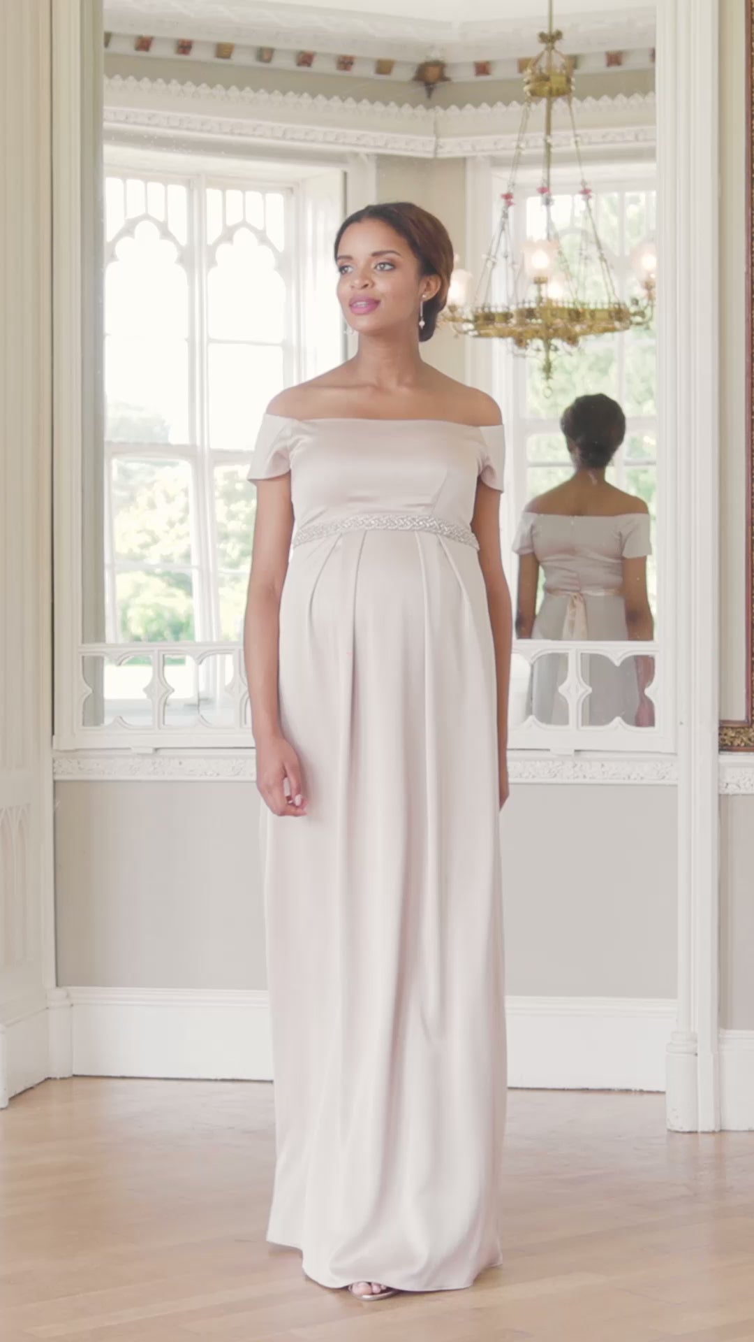 Schulterfreies, bodenlanges, Umstandsbrautkleid aus feinem Satin.