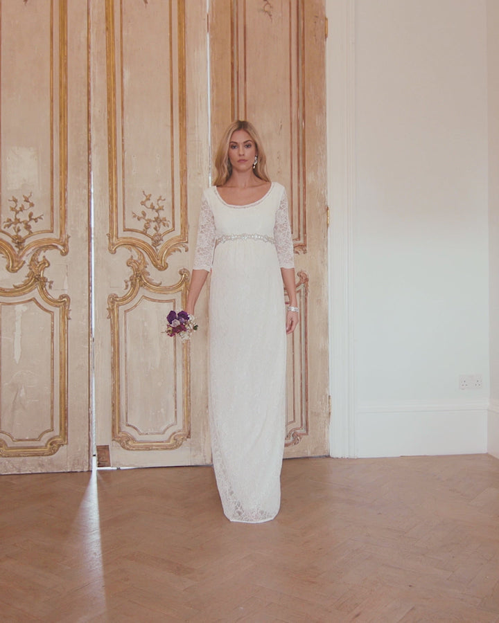 Wunderschönes Umstandsbrautkleid aus weicher, floraler Spitze mit leicht ausgestelltem Rock, 3/4-Ärmeln und Rundhalsausschnitt.