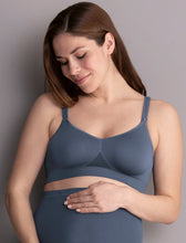 Laden Sie das Bild in den Galerie-Viewer, Umstandsmode, Schwangerschaftsmode, Stillmode, Brautkleider für Schwangere, Umstandshosen, Umstandsjeans, Umstandsoberteile, Stilloberteile, Bademode für Schwangere, BH für Schwangere, Still BH, Stillbustier, chic + schwanger, festliche Umstandsmode, festliche Mode für Schwangere, Tragejacke, Softshelljacke für Schwangere, Tragejacke mit Babyeinsatz, Umstandsleggings, Brautkleider mit Stillöffnung, festliche Umstandsmode zum Stillen, schick schwanger, Bussinesmode für Schwangere, Stillkleidung, Babybauch

