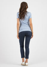 Laden Sie das Bild in den Galerie-Viewer, Umstandsmode, Schwangerschaftsmode, Stillmode, Brautkleider für Schwangere, Umstandshosen, Umstandsjeans, Umstandsoberteile, Stilloberteile, Bademode für Schwangere, BH für Schwangere, Still BH, Stillbustier, chic + schwanger, festliche Umstandsmode, festliche Mode für Schwangere, Tragejacke, Softshelljacke für Schwangere, Tragejacke mit Babyeinsatz, Umstandsleggings, Brautkleider mit Stillöffnung, festliche Umstandsmode zum Stillen, schick schwanger, Bussinesmode für Schwangere, Stillkleidung, Babybauch
