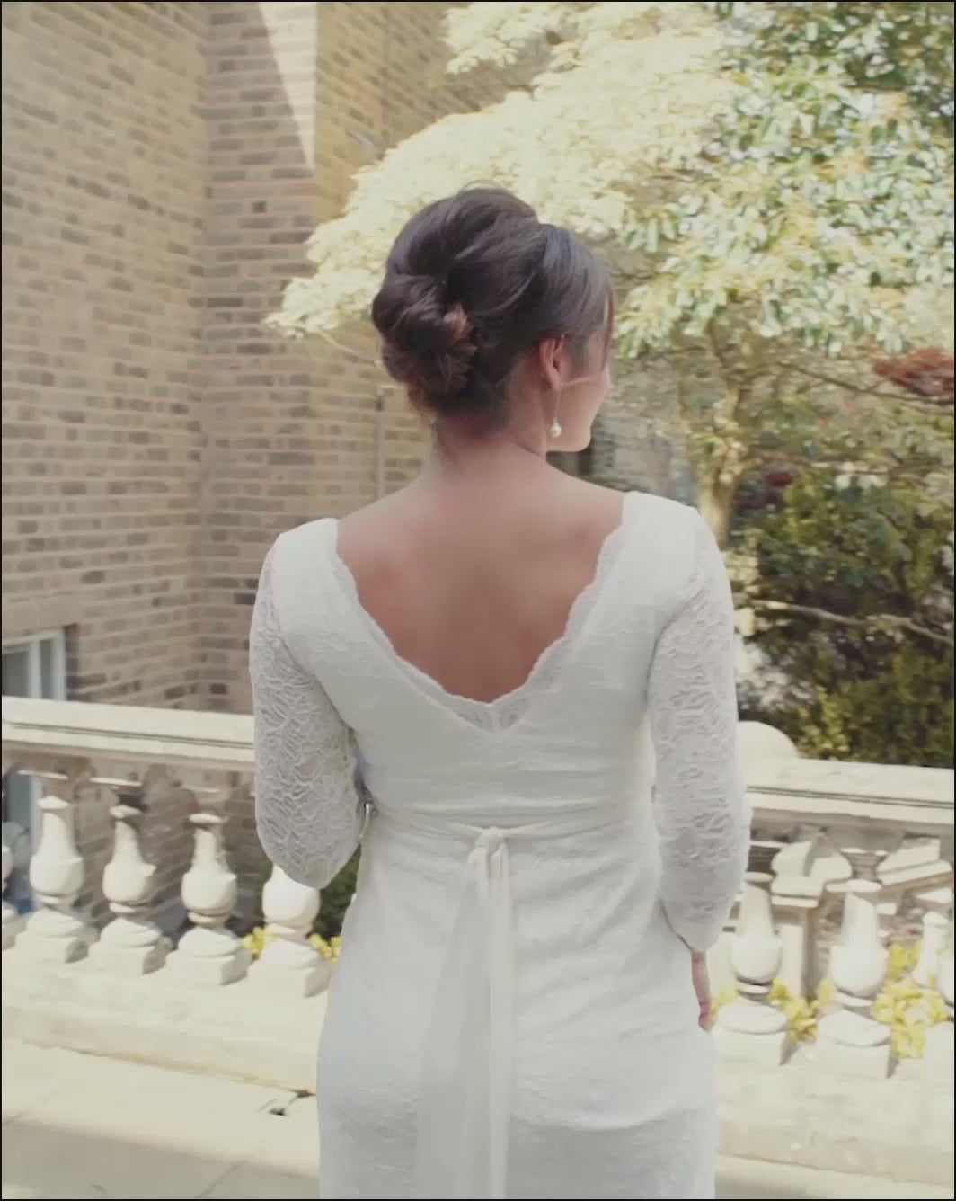 traumhaftes Umstandsbrautkleid aus elastischer Spitze mit wunderschönen Ausschnitt vorne und hinten