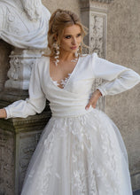 Laden Sie das Bild in den Galerie-Viewer, Wickeljacke Cora, Umstandsmode, Schwangerschaftsmode, Stillmode, Brautkleider für Schwangere, Umstandshosen, Umstandsjeans, Umstandsoberteile, Stilloberteile, Bademode für Schwangere, BH für Schwangere, BH zum Stillen, Bustier zum Stillen, chic + schwanger, festliche Umstandsmode, festliche Mode für Schwanger, Tragejacke, Softsheljacke für Schwangere, Tragejacke mit Babyeinsatz, Umstandsleggings,Brautkleider mit Stillöffnung, festliche Umstandsmode zum Stillen
