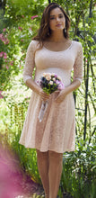 Laden Sie das Bild in den Galerie-Viewer, Umstandsbrautkleid FREYA kurz, Spitze, Rundhalsausschnitt, Brautkleid, Umstandsmode, Stillkleidung, Standesamt, Hochzeit, 3/4-Ärmel, ausgestellter Rock, ivory, rose, kurz, lang, Spitze, festiches Umstandsmode, Festliches Kleid für Schwangere, farbiges Kleid für Standesamt und Hochzeit, rose, blush, ivory
