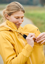 Laden Sie das Bild in den Galerie-Viewer, Umstandsmode, Schwangerschaftsmode, Stillmode, Brautkleider für Schwangere, Umstandshosen, Umstandsjeans, Umstandsoberteile, Stilloberteile, Bademode für Schwangere, BH für Schwangere, Still BH, Stillbustier, chic + schwanger, festliche Umstandsmode, festliche Mode für Schwangere, Tragejacke, Softshelljacke für Schwangere, Tragejacke mit Babyeinsatz, Umstandsleggings, Brautkleider mit Stillöffnung, festliche Umstandsmode zum Stillen, schick schwanger, Bussinesmode für Schwangere, Stillkleidung, Babybauch 
