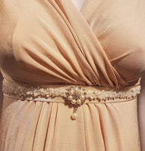 Laden Sie das Bild in den Galerie-Viewer, Schmuckgürtel, Brautgürtel, Hochzeitskleid, Braumode, Hochzeit, Standesamt, Band um die Taille, Gürtel um die Taille, Hochzeitskleid für Schwangere, Umstandsbrautkleid, Stillkleidung, Brautkleid, chic + schwanger Umstandsmode, Babybauch, Bauchband, Schmuckgürtel, ivory, rosé, apricot, bleu, silber, flieder, gold
