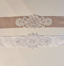 Laden Sie das Bild in den Galerie-Viewer, Schmuckgürtel für Brautkleider, ivory, altrosé, Brautmode, Umstandsbrautkleider, Standesamt
