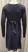 Laden Sie das Bild in den Galerie-Viewer, Umstandskleid, Kleid für Schwangere, Umstandsmode, Stillkleidung, rotes Kleid, festliches Kleid, kurzes Kleid, Umstnadsmode, Stillkleidung, chic + schwanger Umstandsmode, Babybauch, Bindeband, Busnisessmode für Schwangere
