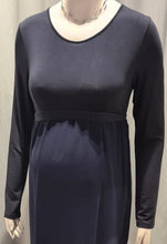 Laden Sie das Bild in den Galerie-Viewer, Umstandskleid, Kleid für Schwangere, Umstandsmode, Stillkleidung, rotes Kleid, festliches Kleid, kurzes Kleid, Umstnadsmode, Stillkleidung, chic + schwanger Umstandsmode, Babybauch, Bindeband, Busnisessmode für Schwangere
