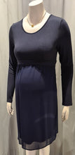 Laden Sie das Bild in den Galerie-Viewer, Umstandskleid, Kleid für Schwangere, Umstandsmode, Stillkleidung, rotes Kleid, festliches Kleid, kurzes Kleid, Umstnadsmode, Stillkleidung, chic + schwanger Umstandsmode, Babybauch, Bindeband, Busnisessmode für Schwangere
