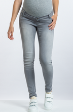 Laden Sie das Bild in den Galerie-Viewer, Umstandsmode, Schwangerschaftsmode, Stillmode, Brautkleider für Schwangere, Umstandshosen, Umstandsjeans, Umstandsoberteile, Stilloberteile, Bademode für Schwangere, BH für Schwangere, Still BH, Stillbustier, chic + schwanger, festliche Umstandsmode, festliche Mode für Schwangere, Tragejacke, Softshelljacke für Schwangere, Tragejacke mit Babyeinsatz, Umstandsleggings, Brautkleider mit Stillöffnung, festliche Umstandsmode zum Stillen, schick schwanger, Bussinesmode für Schwangere, Stillkleidung, Babybauch
