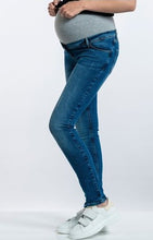 Laden Sie das Bild in den Galerie-Viewer, Umstandsmode, Schwangerschaftsmode, Stillmode, Brautkleider für Schwangere, Umstandshosen, Umstandsjeans, Umstandsoberteile, Stilloberteile, Bademode für Schwangere, BH für Schwangere, Still BH, Stillbustier, chic + schwanger, festliche Umstandsmode, festliche Mode für Schwangere, Tragejacke, Softshelljacke für Schwangere, Tragejacke mit Babyeinsatz, Umstandsleggings, Brautkleider mit Stillöffnung, festliche Umstandsmode zum Stillen, schick schwanger, Bussinesmode für Schwangere, Stillkleidung, Babybauch
