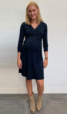 Umstandsmode, Schwangerschaftsmode, Stillmode, Brautkleider für Schwangere, Umstandshosen, Umstandsjeans, Umstandsoberteile, Stilloberteile, Bademode für Schwangere, BH für Schwangere, Still BH, Stillbustier, chic + schwanger, festliche Umstandsmode, festliche Mode für Schwangere, Tragejacke, Softshelljacke für Schwangere, Tragejacke mit Babyeinsatz, Umstandsleggings, Brautkleider mit Stillöffnung, festliche Umstandsmode zum Stillen, schick schwanger, Bussinesmode für Schwangere, Stillkleidung, Babybauch