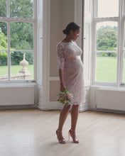 Laden und Abspielen von Videos im Galerie-Viewer, Das Umstandsbrautkleid aus bequemer, weicher Stretchspitze mit Stretchjerseyfutter passt sich deinem wachsenden Babybauch perfekt an. 
