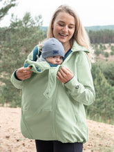 Laden Sie das Bild in den Galerie-Viewer, NACHHALTIG Tragejacke Softshell 4-in-1 LINDGRÜN
